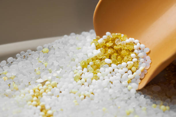 Does calcium carbonate / HCl react with silica gel?
