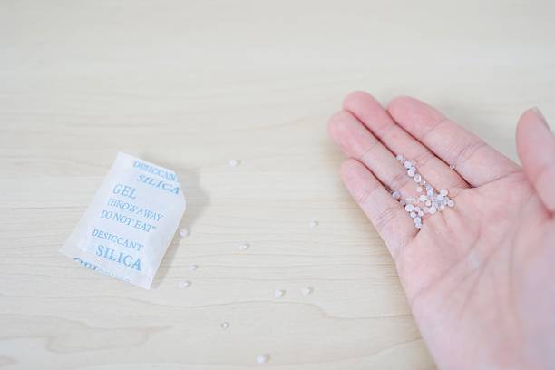 Does silica gel conduct electricity / heat?