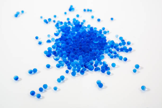 Does silica gel dissolve / melt / burn / explode / expand / break down in water?