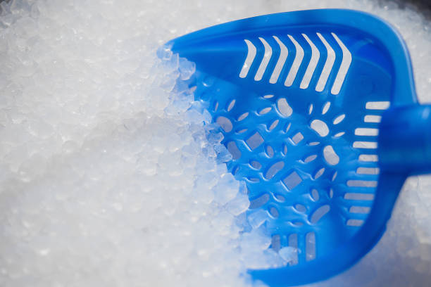 How does silica gel work? How does it absorb / adsorb moisture?