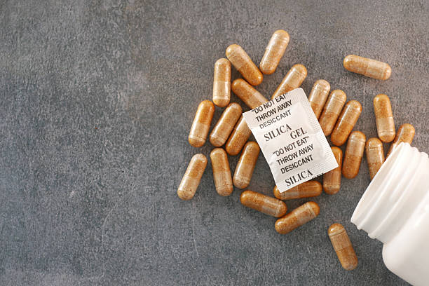 Which travels faster: polar or nonpolar compounds on silica gel?